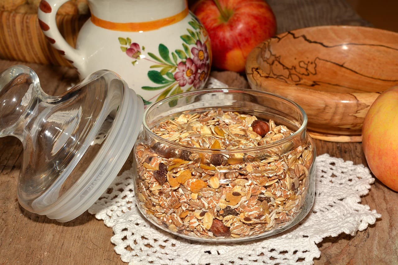 Gesundes Frühstück auf dem Tisch