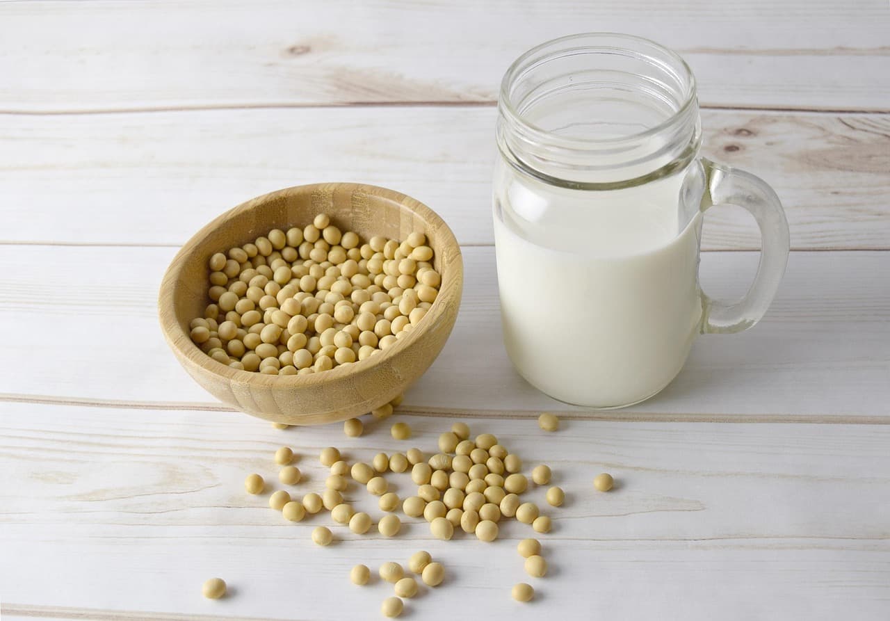 Pflanzenmilch und Getreide auf dem Küchentisch